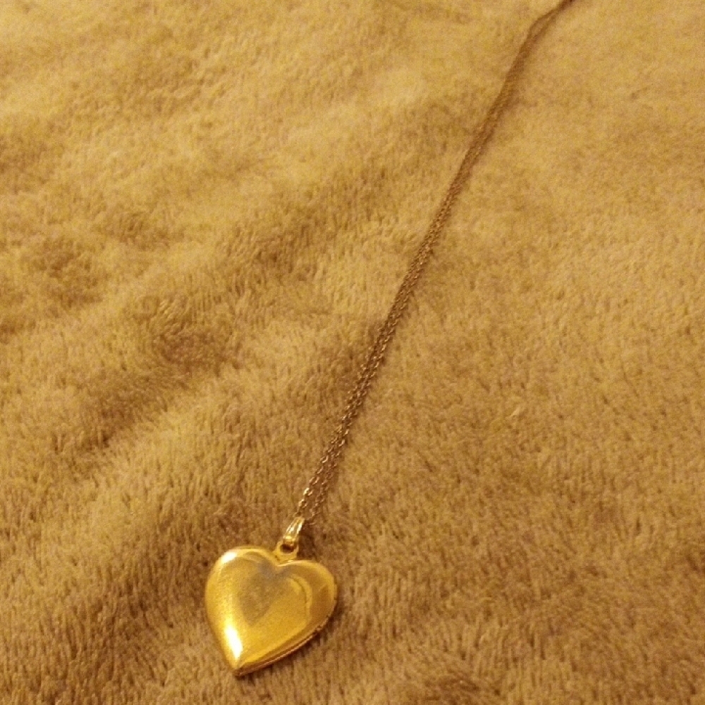 Elegant Gold Heart Pendant Necklace - Picture 5 of 5